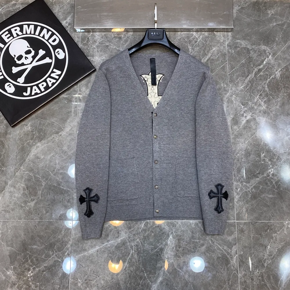 P296 Chrome Hearts 🍁Sweater series🍁 New V-neck buttoned cardigan sweater for autumn and winter. Selected high-quality wool blended knitted fabrics. Tajima machine embroidery➕ Heavy cross sheepskin patchwork craftsmanship. Total size 17 pieces of patchwork➕Customized silver-proof lattice buckle. Non-market ordinary version. 🏷Three standards complete🏷 🌈Recommended colors: black white🌈